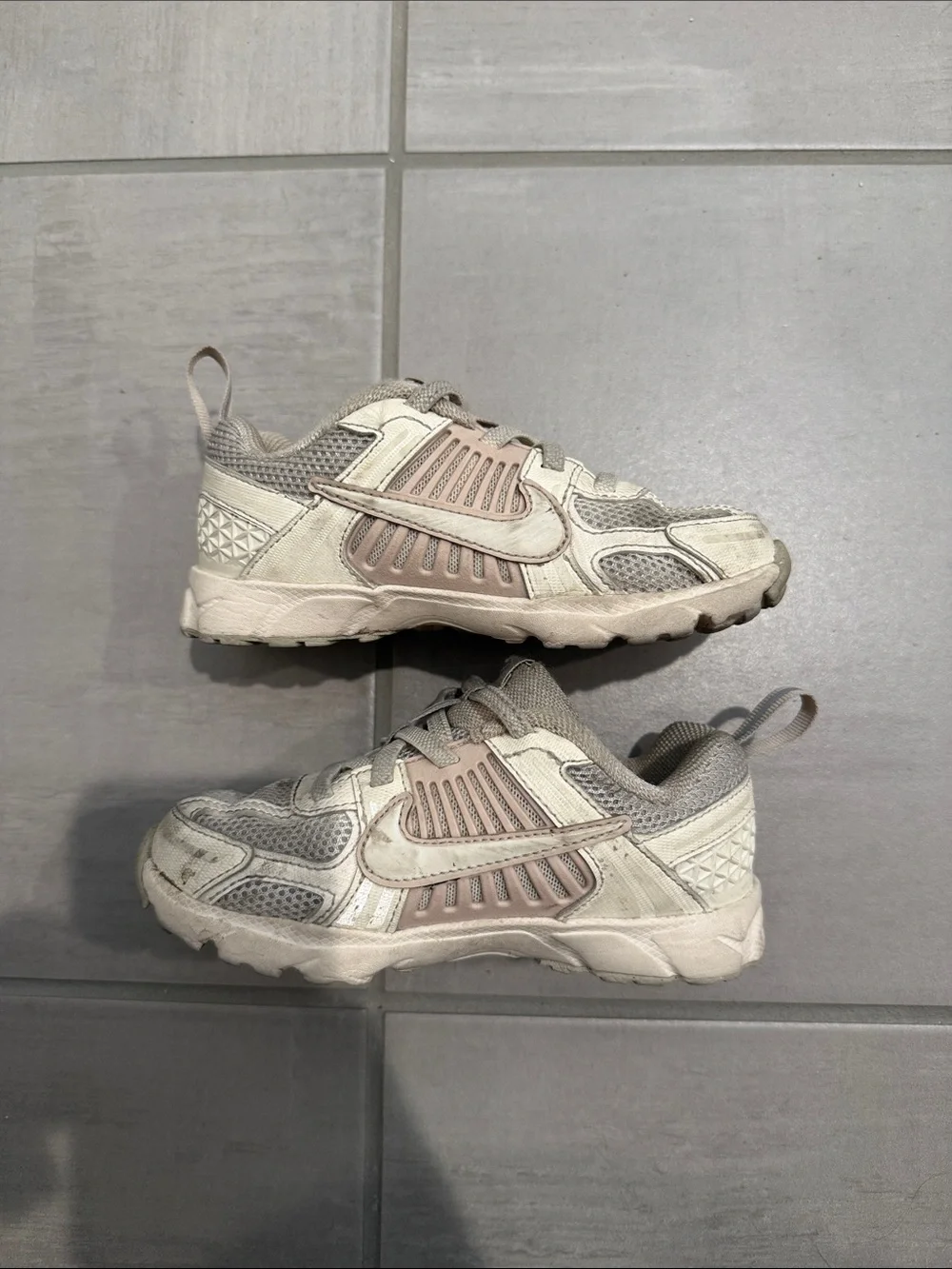 Nike vomero 5 toddler 10c Kids Sneakers in Beige